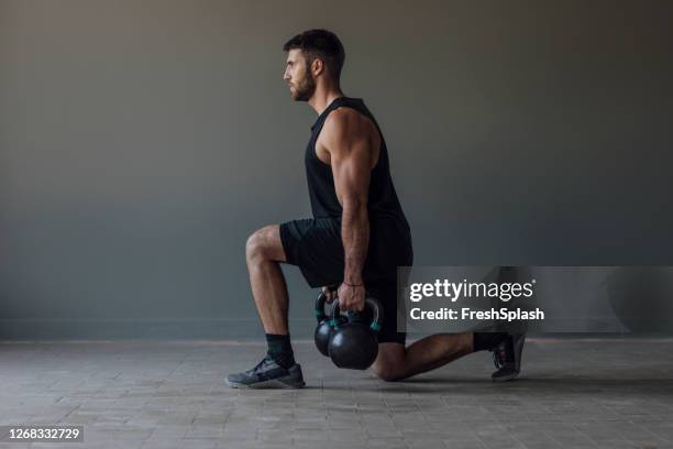 homme méconnaissable exercice avec kettlebells, concept de formation croisée, un close up - active man photos et images de collection