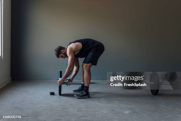 allenamento dell'atleta sollevando bilancieri, concetto di allenamento della forza di allenamento incrociato - weight training foto e immagini stock