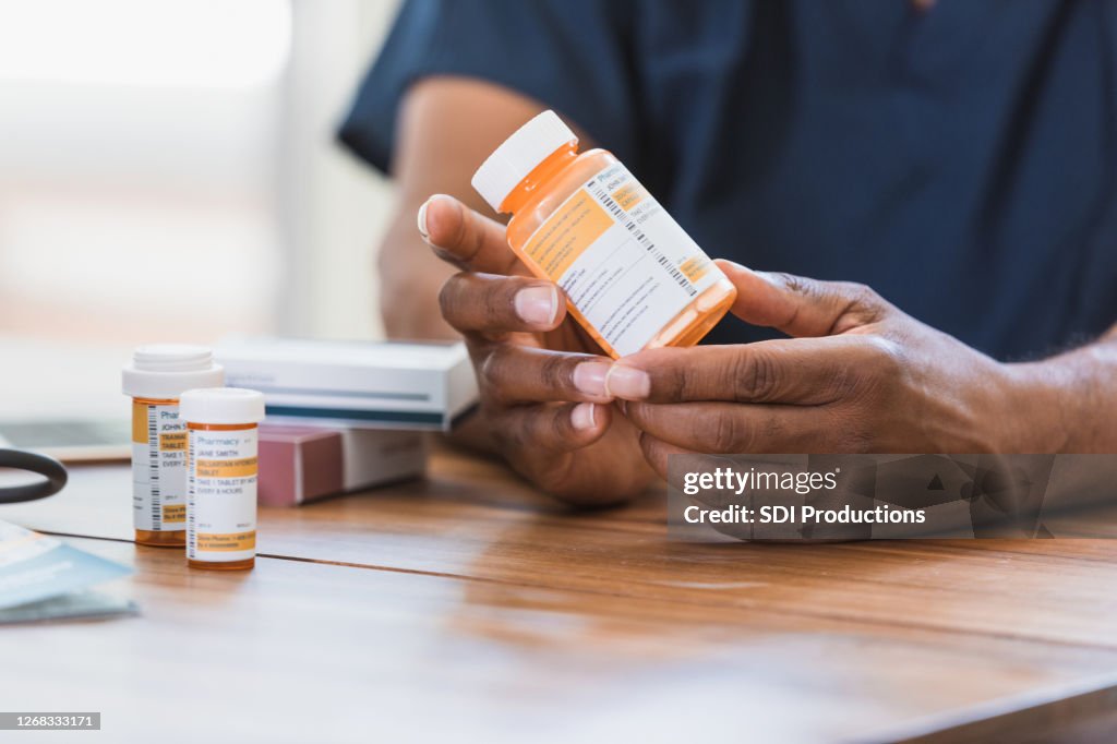 Infermiera sanitaria a domicilio rivede i farmaci con il paziente