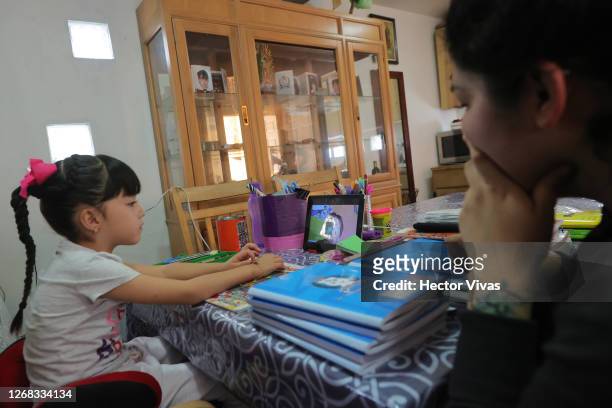 Xareni, 6 years old, takes online classes with the help of her mother in a private school that did not enter the mode of classes via TV broadcasting...