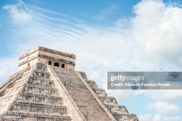 the central pyramid and temple of the maya ruins of chichén itzá, called el castillo - maya stock-fotos und bilder