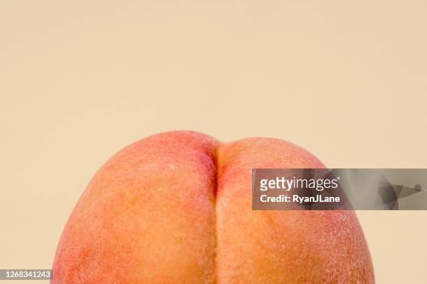 桃色の背景に新鮮な桃 - bottom up ストックフォトと画像
