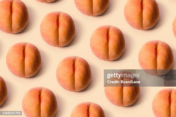 fresh peach on peach colored background - nádega imagens e fotografias de stock