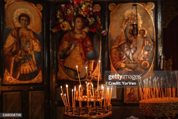 un sacco di candele spesse nel tempio della chiesa ortodossa vicino all'altare - simbolo religioso foto e immagini stock