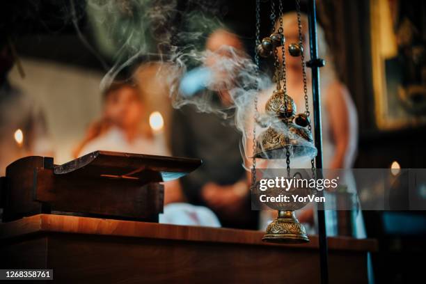 hängende orthodoxe weihrauchbrenner - incense stock-fotos und bilder