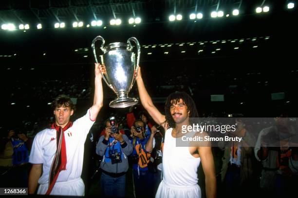 Marco Van Basten and Ruud Gullit of AC Milan celebrate with the trophy after winning the European Cup Final match against Steaua Bucuresti at Nou...