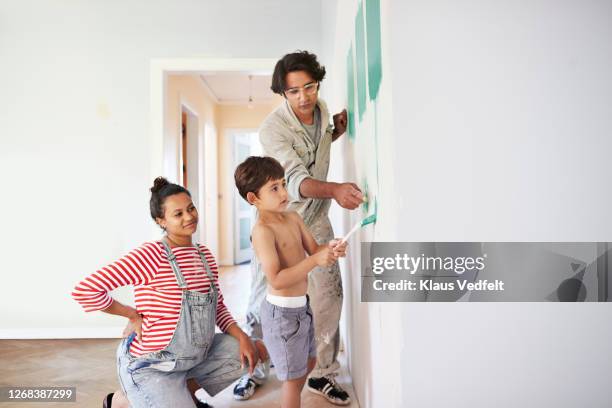 son helping parents in renovating home - nursery bedroom stockfoto's en -beelden