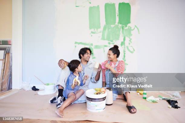 family taking break while renovating home - autarkie stockfoto's en -beelden