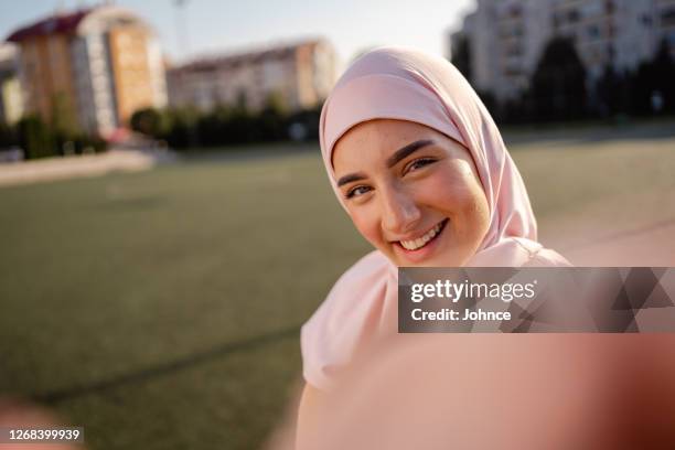 muslimische frau macht selfie nach dem training - blick durch kameraobjektiv stock-fotos und bilder