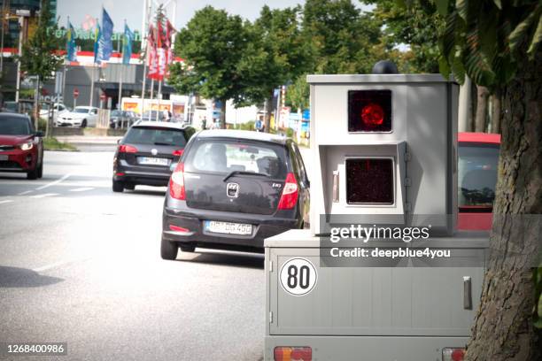 de val van de radar dichtbij de stad van hamburg - lasergun stockfoto's en -beelden