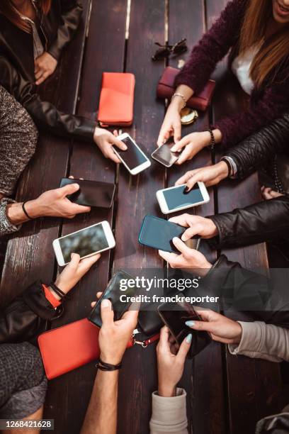 verslaafd aan de sociale media - social issues stockfoto's en -beelden