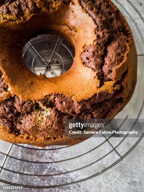 chocolate and vanilla marble cake freshly baked - marmorkuchen stock-fotos und bilder