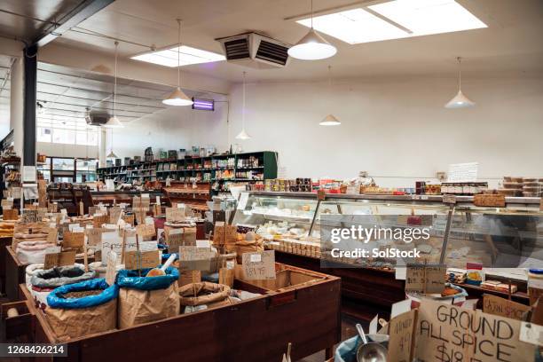 supermarkt offen für unternehmen - cheese shop stock-fotos und bilder