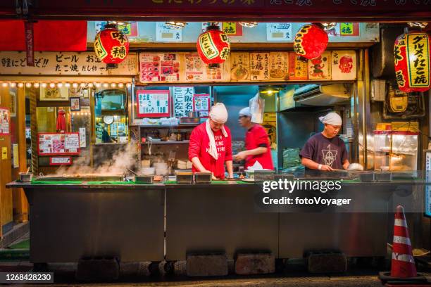 les chefs d’osaka cuisinent la nuit traditionnelle de rue de rue de rue amerikamura japon - cuisine de rue photos et images de collection