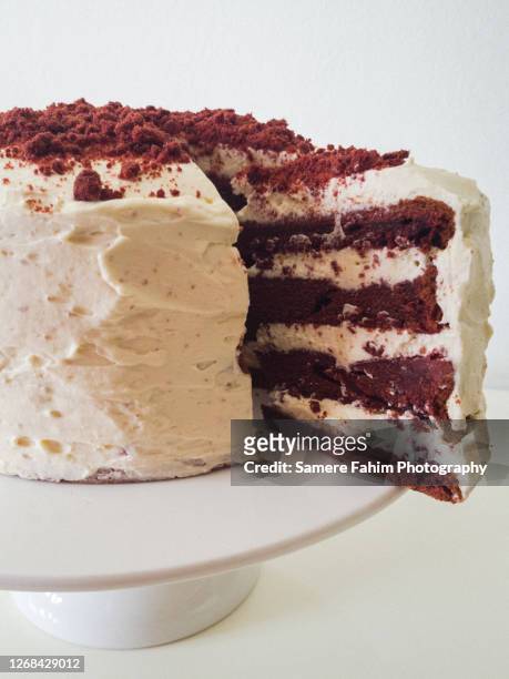 red velvet cake and a slice - gateaux stockfoto's en -beelden