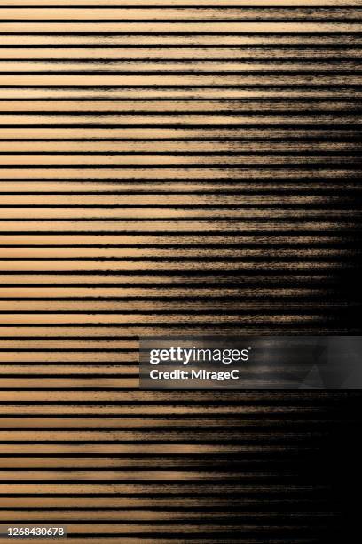 straight gold brush strokes pattern - brushed gold background foto e immagini stock