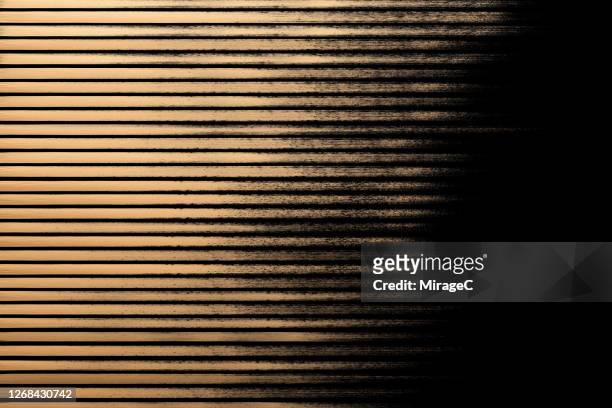 straight gold brush strokes pattern - brushed gold background foto e immagini stock