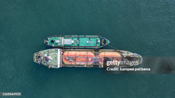 tanker ship park in sea, crude oil tanker and lpg tanker loading. - être ancré photos et images de collection