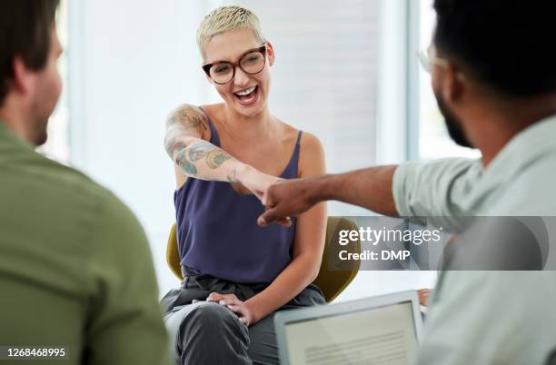 todos somos ganadores cuando trabajamos juntos - fist bump fotografías e imágenes de stock