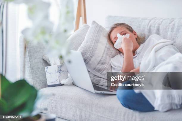 sluit omhoog van een vrouw met een verkoudheid, griep of allergie. - allergy doctor stockfoto's en -beelden