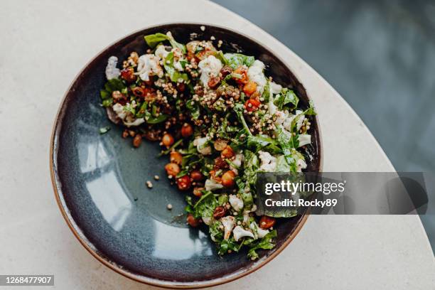 delicious vegan, organic cauliflower bowl with parsley and chickpeas - couve imagens e fotografias de stock