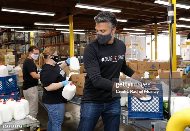 Jaime Camil joined volunteers at Los Angeles Regional Food Bank to kick off the “#FoodForThought” campaign, a partnership with the California Milk...