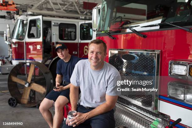 Fire Engine Men Fireman Cell Photos and Premium High Res Pictures - Getty Images