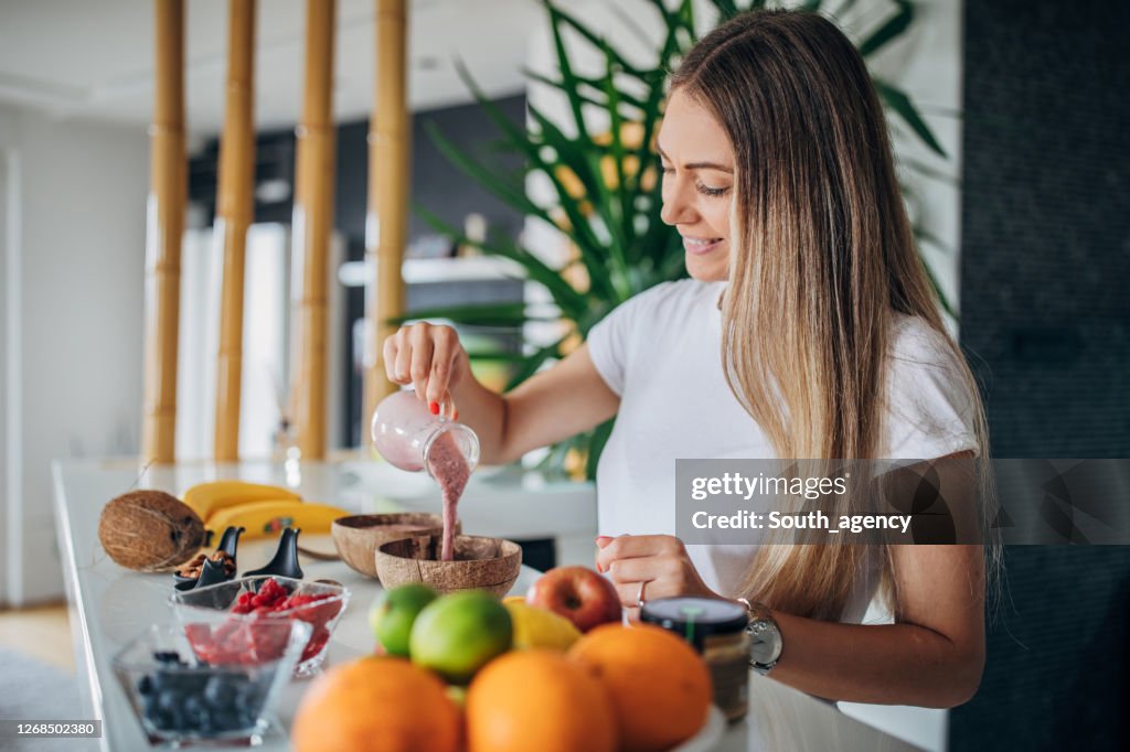 Belle femme préparant le petit déjeuner sain