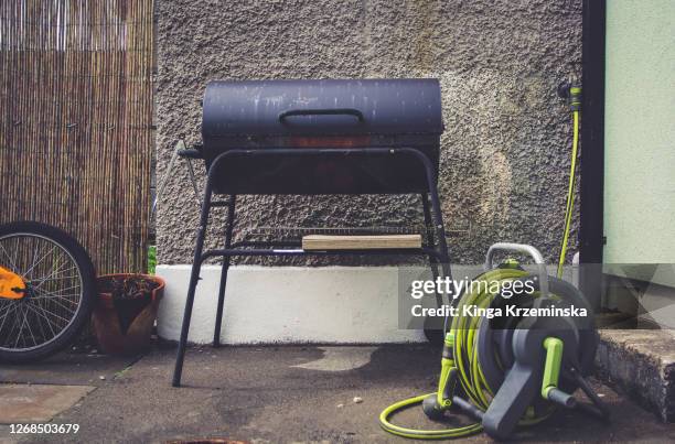 barbecue grill covered with rust - bbq tools stock pictures, royalty-free photos & images
