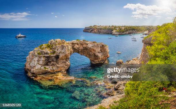 es pontas / es pontes ein natürlicher bogen bei cala llombards auf der spanischen baleareninsel mallorca - spanien - cliff shore stock-fotos und bilder