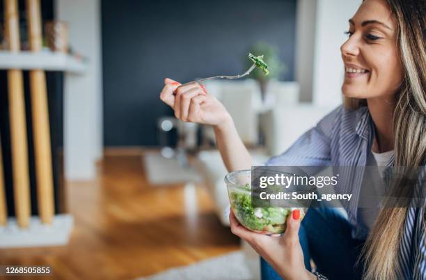 一個美麗的年輕女子吃健康的蔬菜沙拉。 - brocoli 個照片及圖片檔