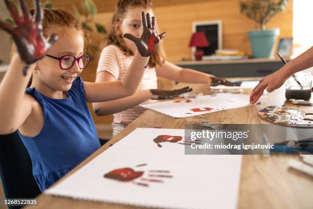 två flickor ha kul medan finger målning tillsammans hemma - 4 girls finger painting bildbanksfoton och bilder