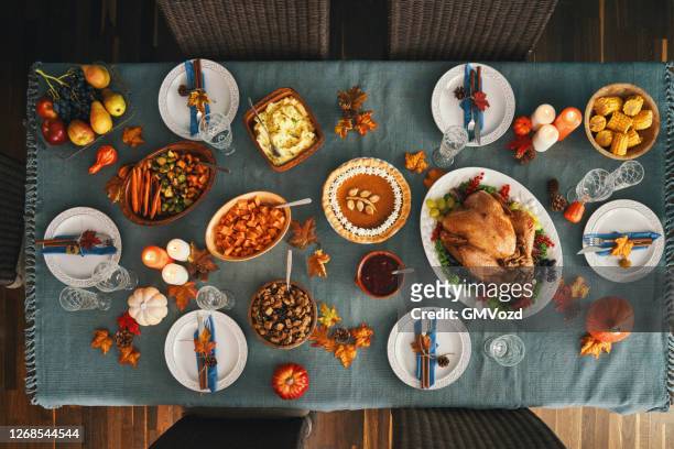 mesa de fiesta de acción de gracias estableciendo cena tradicional de vacaciones rellenas de turquía - thanksgiving fotografías e imágenes de stock