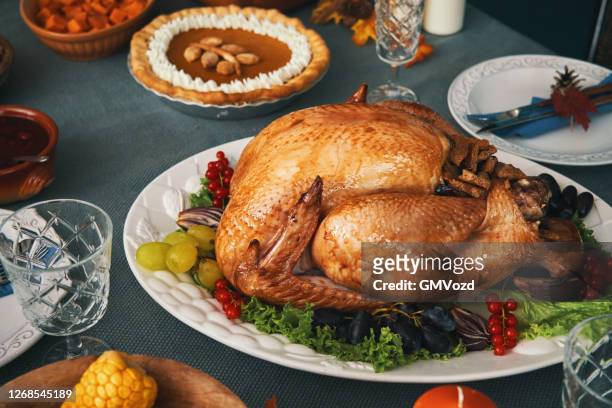 thanksgiving party tafel setting traditionele vakantie gevulde turkije diner - american pie stockfoto's en -beelden