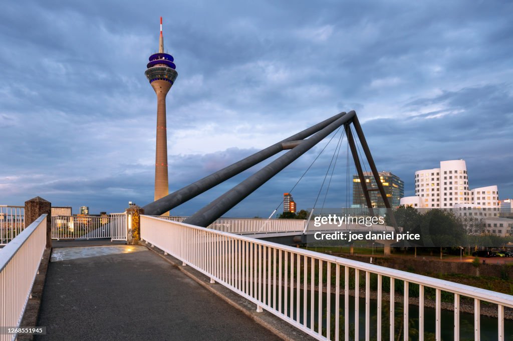 Skyline, Footbridge, Brücke am Medienhafen, Dusseldorf, Germany