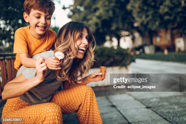 dulce día con mi hijo - helado condición fotografías e imágenes de stock