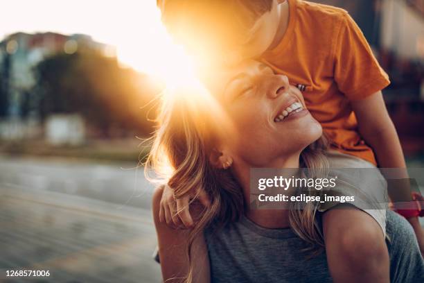 eres mía. - mother´s day fotografías e imágenes de stock