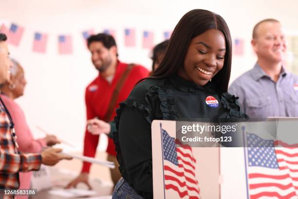 la donna di origini africane di mezza età vota alle elezioni usa. - polling place foto e immagini stock
