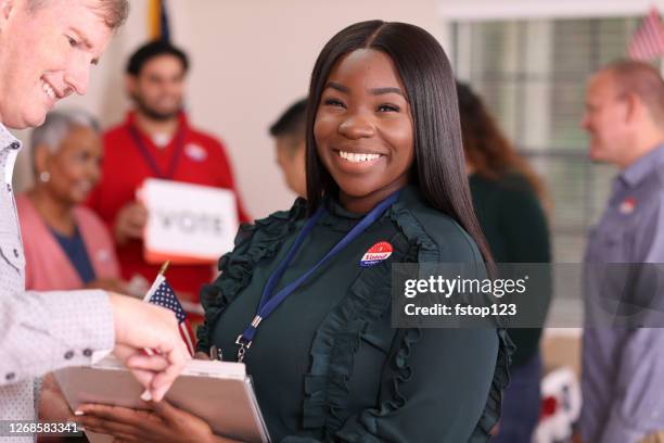 jovem adulta, mulher de ascendência africana trabalha na eleição. - estação eleitoral - fotografias e filmes do acervo