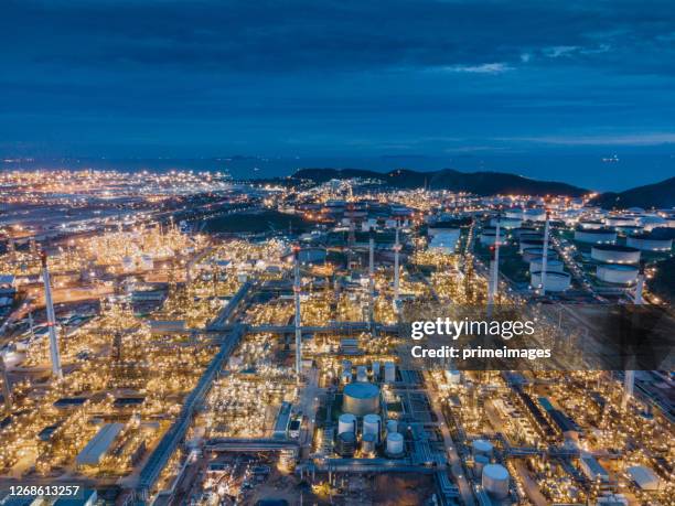 drone disparou pov zona industrial de petróleo e gás, os equipamentos de refino de petróleo, close-up de oleodutos industriais de uma usina de petróleo-refinaria, detalhe de oleoduto com válvulas em grandes refinarias de petróleo. - planta petroquímica - fotografias e filmes do acervo