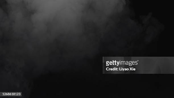 dry ice evaporation fog - 黑色的背景 個照片及圖片檔