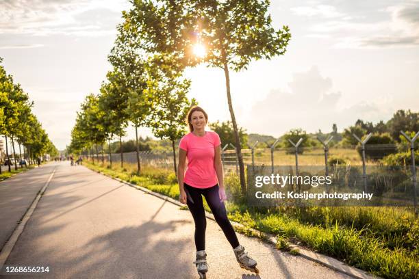 女性在美麗的一天滾軸。 - inline skating 個照片及圖片檔