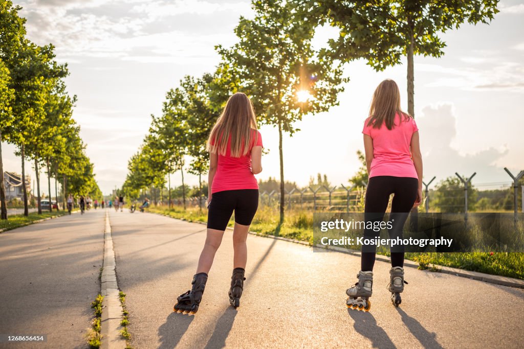 Jonge vrouwen die op een zonnige dag schaatsen