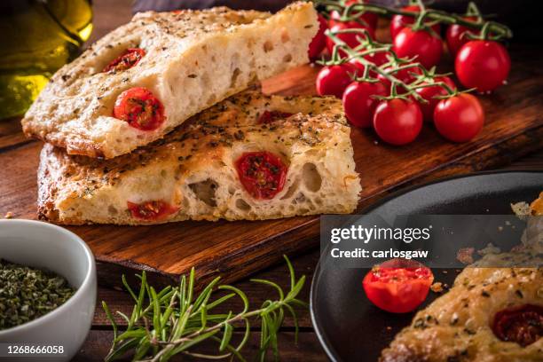 focaccia italiana fatta in casa - origano foto e immagini stock