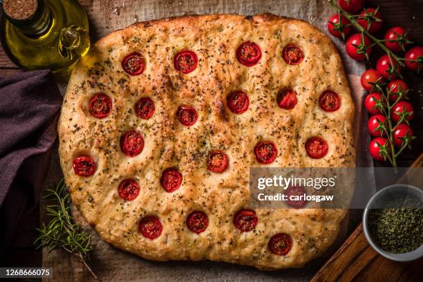 focaccia italienne maison - fougasse photos et images de collection