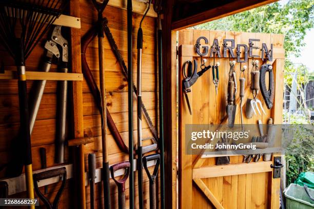 interno di capannone da giardinaggio in legno con strumenti ben disposti - gardening equipment foto e immagini stock