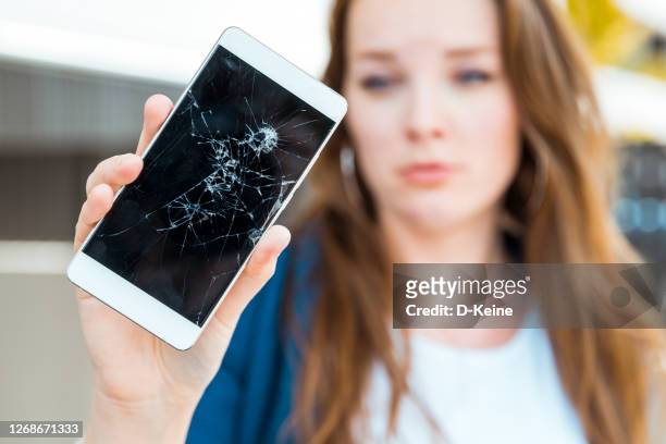 smartphone roto - breaking fotografías e imágenes de stock