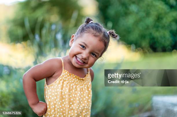 ritratto di bambina carina all'aperto - 2 3 anni foto e immagini stock