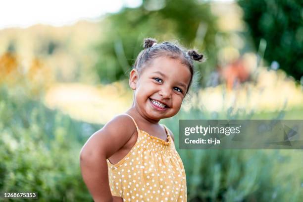 portret van leuk meisje in openlucht - african american kids stockfoto's en -beelden