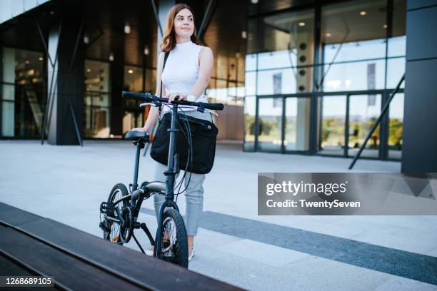 gewoon om mijn fiets te parkeren - opvouwbaar stockfoto's en -beelden